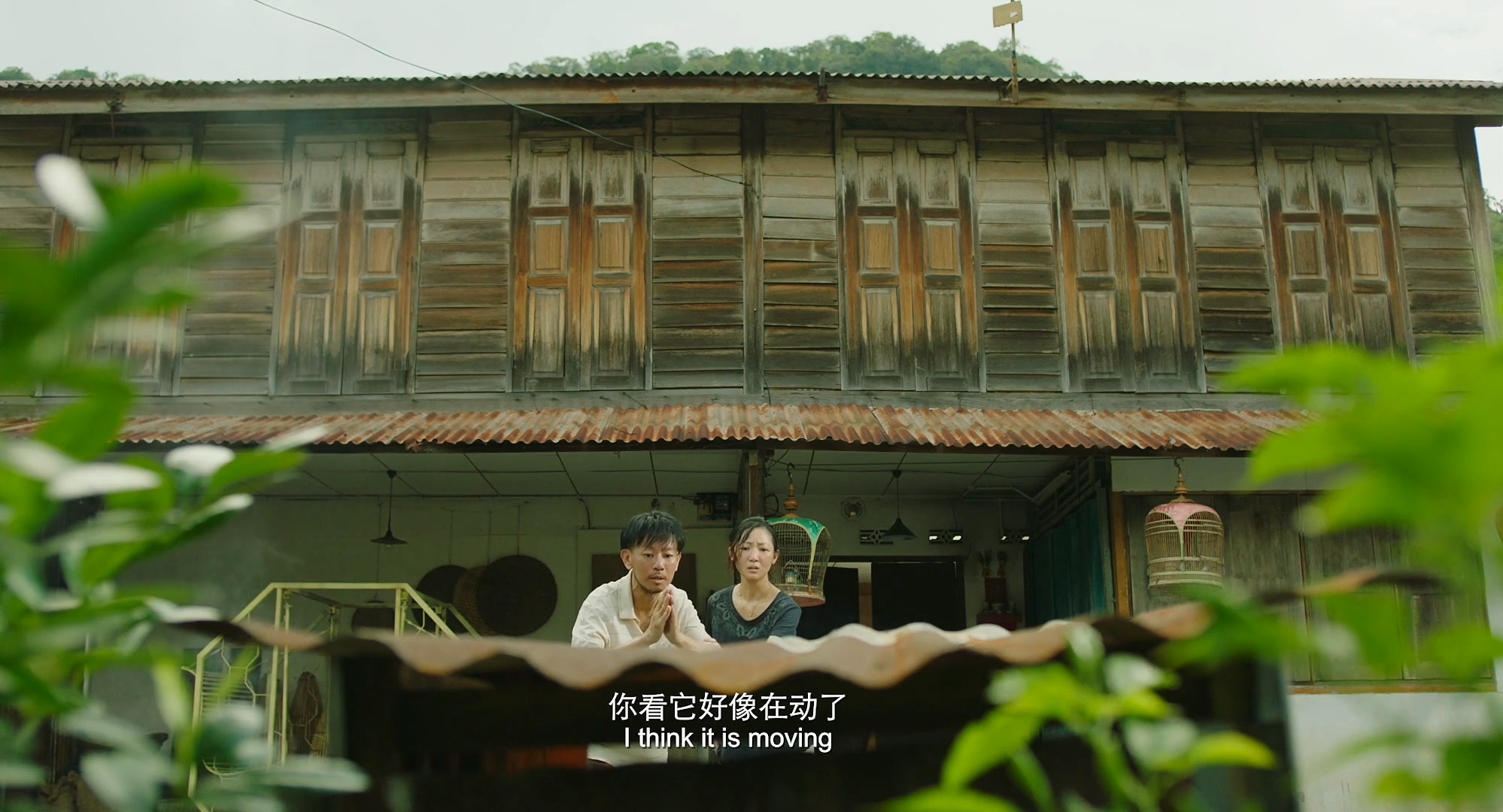 把邻居家的门砸坏以后，诡异的事情接连不断：马来西亚恐怖电影