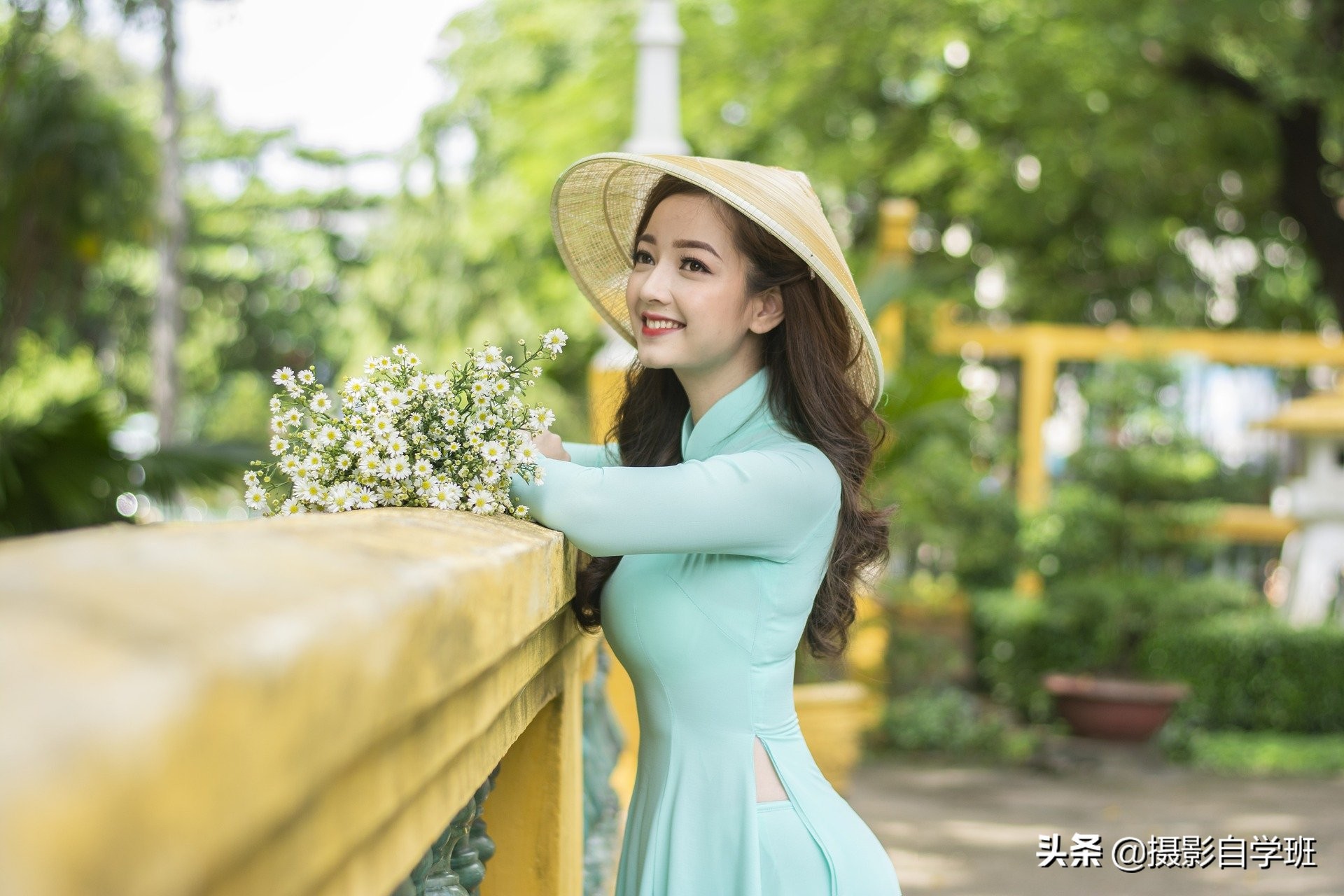 人物的表情着装,更要看周围的环境,今天通过对9张风景人像照片的点评