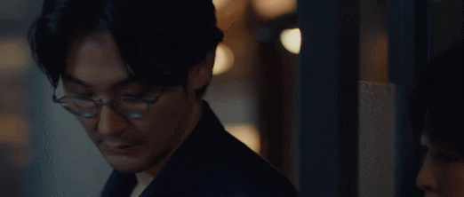 三个前夫在一个房间里雕刻沙子的场面，笑着吐了出来。