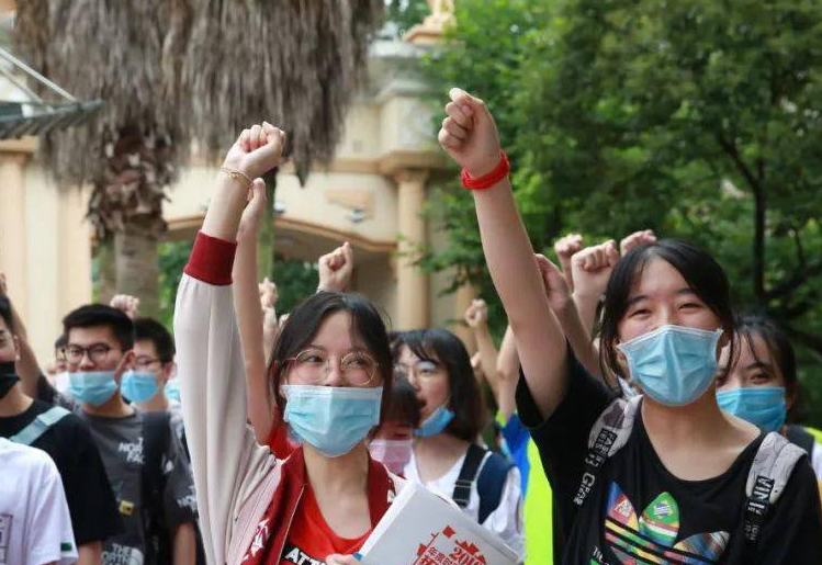 高考新趋势：英语被削弱，“大语文时代”或将来临，学生又慌了