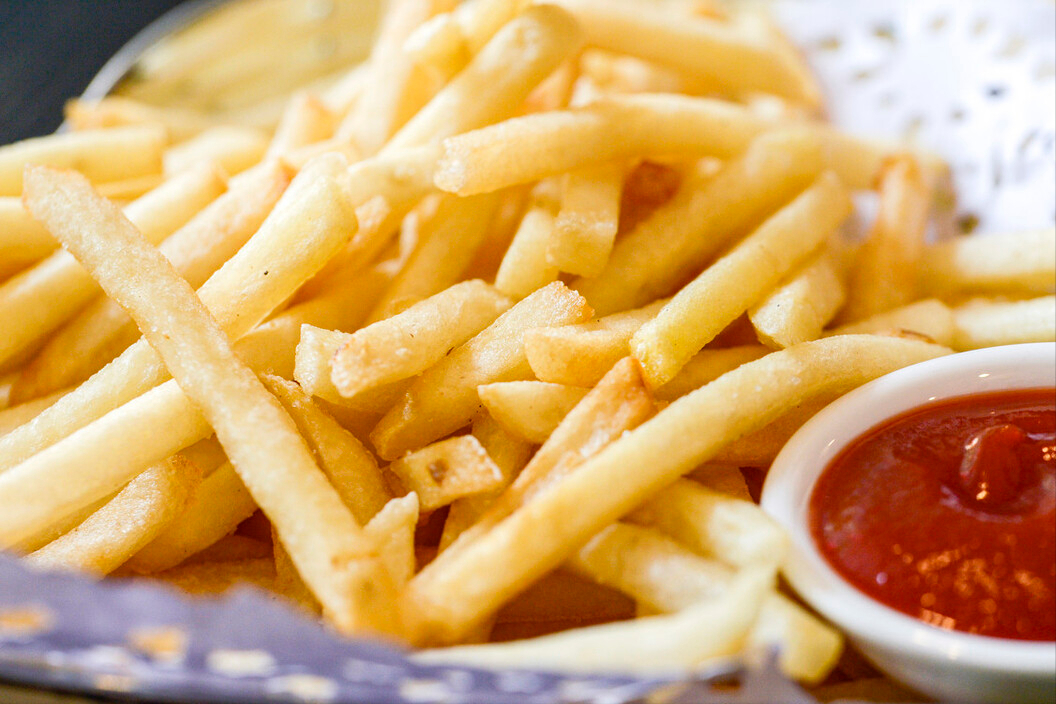 炸薯条有诀窍，炸鸡店员工教你一招，薯条又香又酥脆，凉了也不软