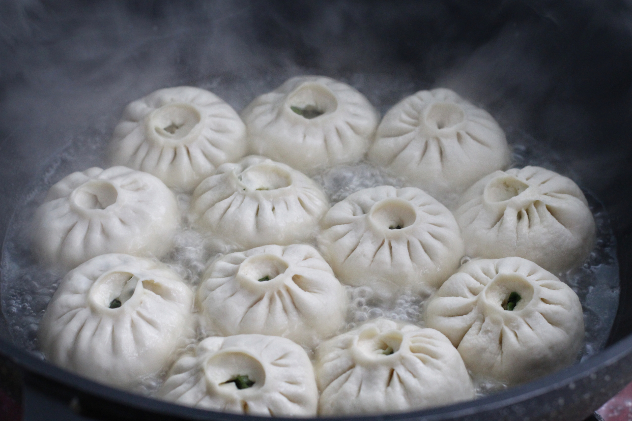 包子煎着吃，脆底鲜香咬一口冒汁儿，做法简单比外面卖得好吃多了