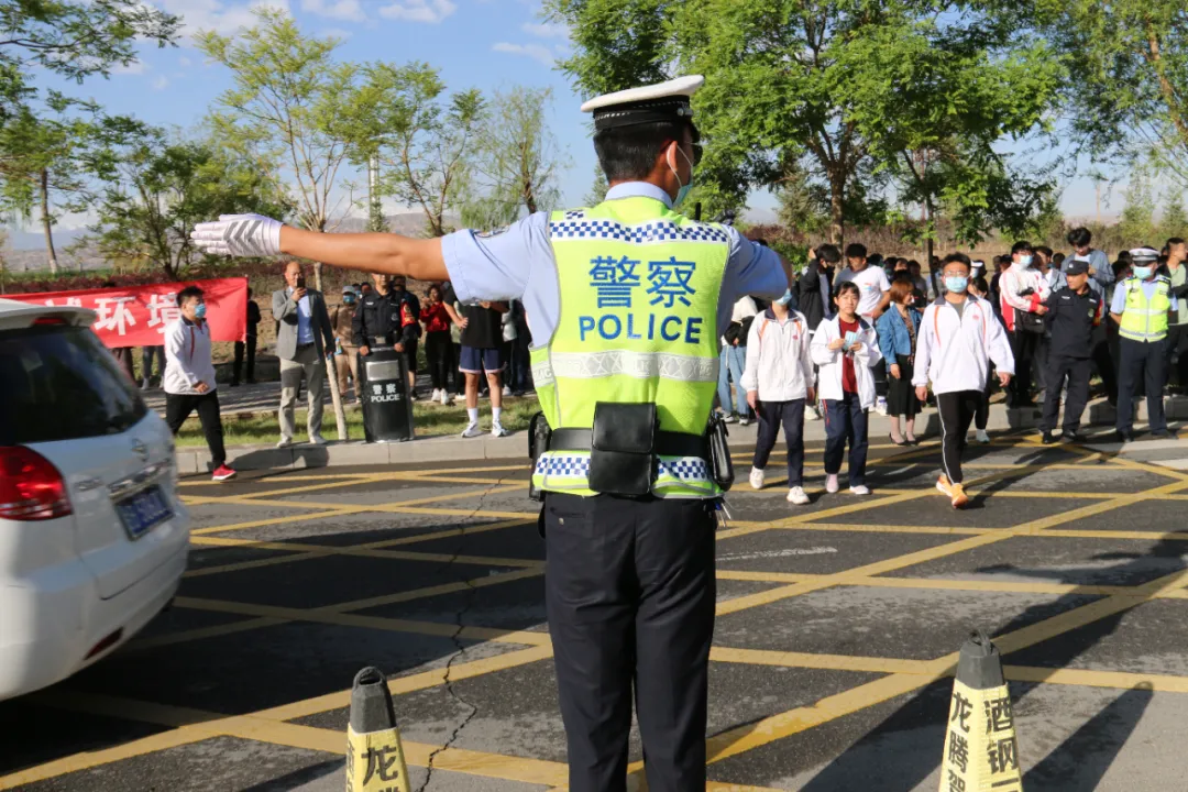 【护航高考】高考第一天，甘肃公安为梦护航！