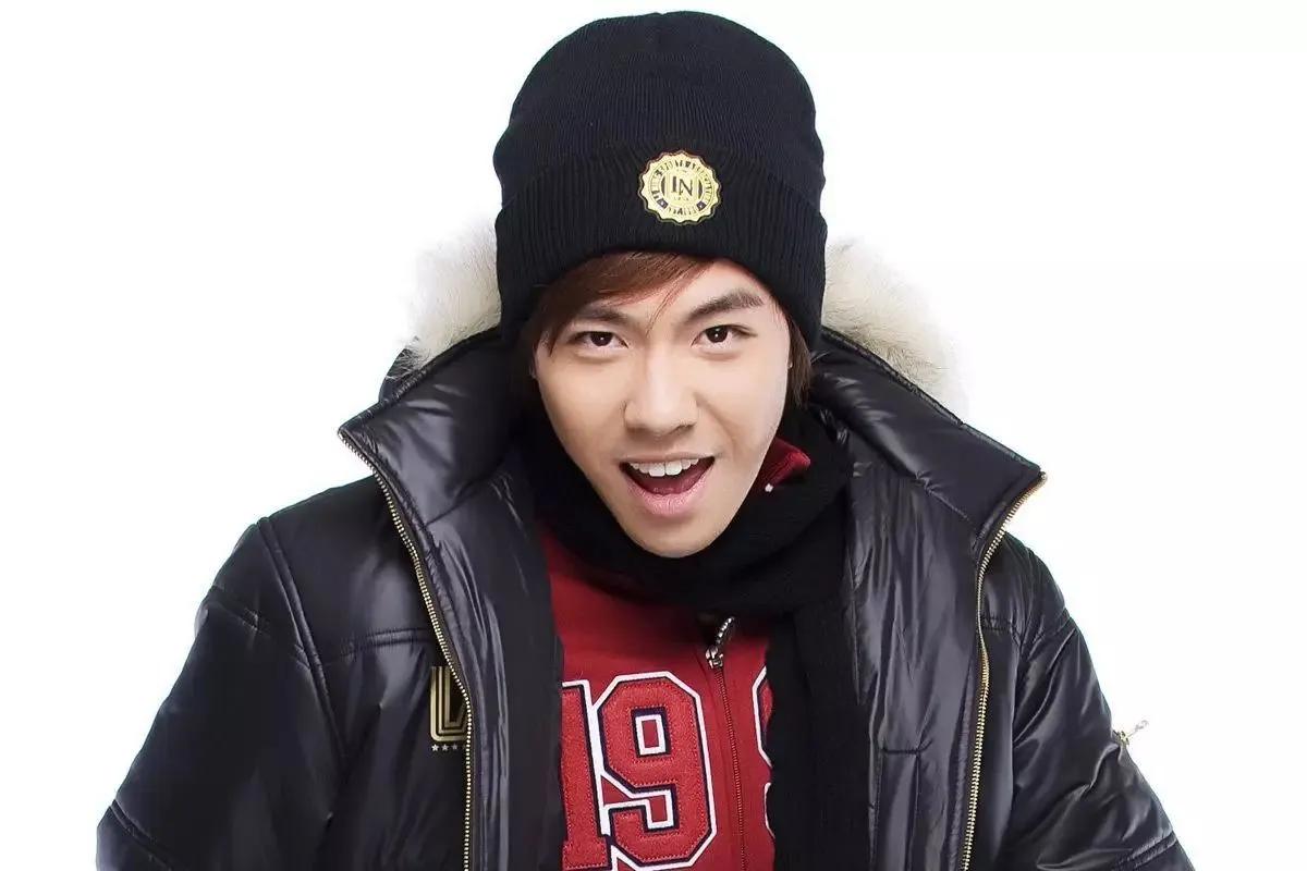 在《天天向上》开播没多久,陈英俊和董贝克就退出了主持团队,在舞台上