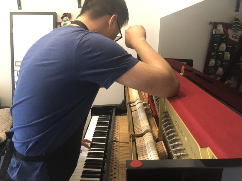 月收入过万 除了好技术还要好体力  成都钢琴调音师：我的生活没有电影精彩……