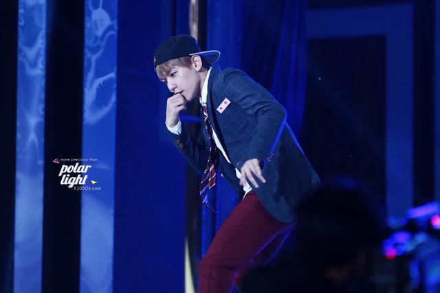 他被SM公司星探发现后秘密训练四个月，直接空降顶级男团担当主唱