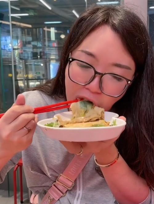 大胃王浪胃仙近照爆出,身材曲线凸显"女人味",被质疑整形成功