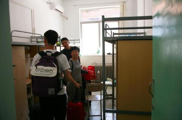 大一新生开学，家长开百万豪车送学生报到，导员：家长做法欠妥