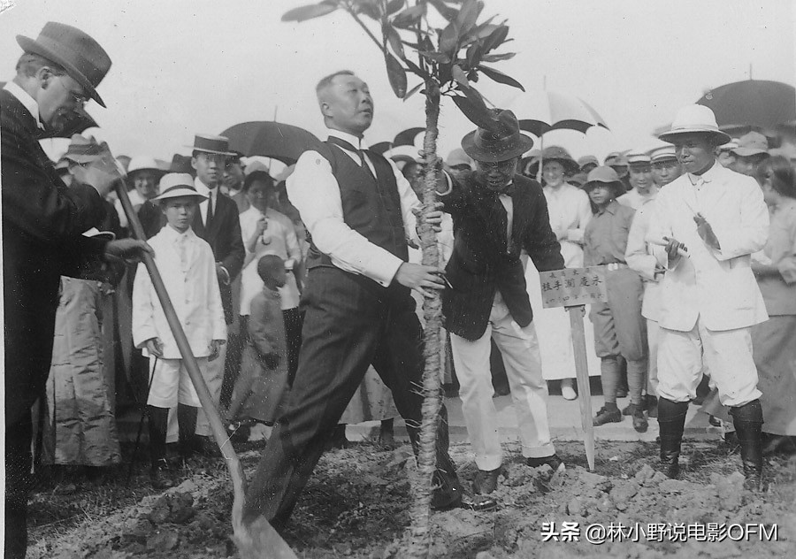 一场大雨过后，村民捡到珍珠琥珀玛瑙，徐克为这个故事拍了部电影