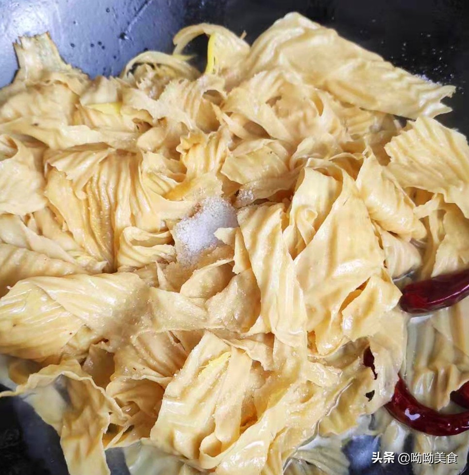 儿时的美味，“人造肉”搭配上小白菜，清脆爽口，有嚼劲