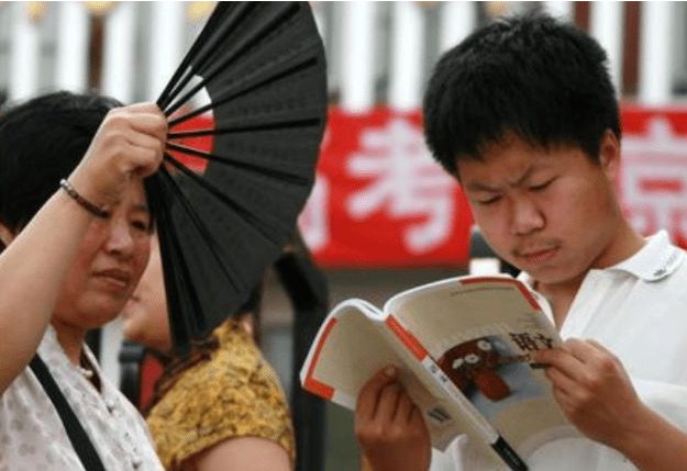 高考后考生地位一落千丈，爸妈翻脸比翻书还快，亲儿子变大侄子