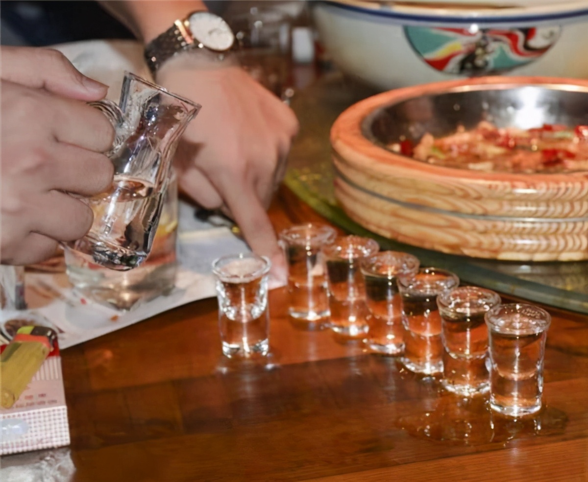 同样是喝酒，为什么有时候喝完会头疼？上头是因为酒的质量差吗