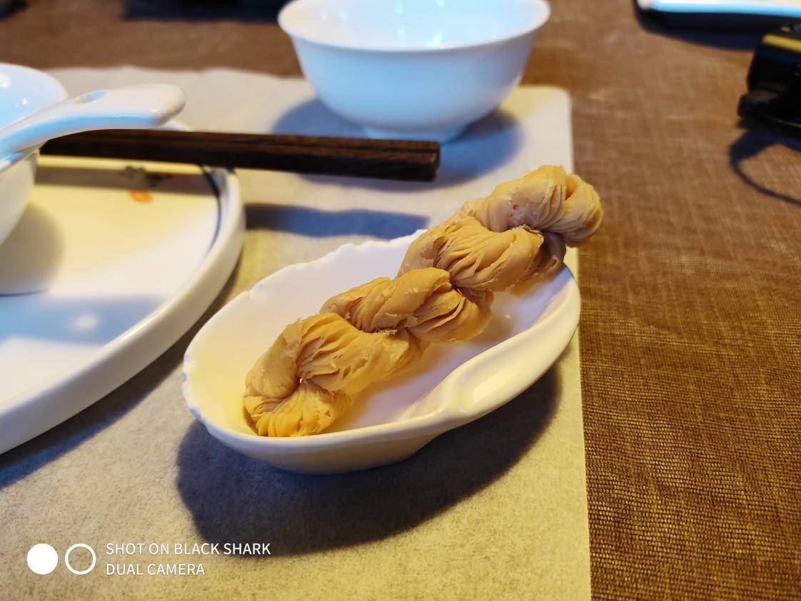 这可能是看电影最爽的手机。是鲨鱼游戏的手机2深度的体验。