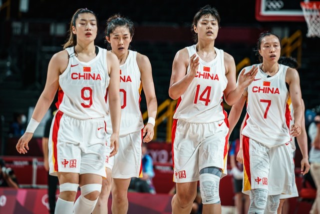 nba女主播月薪多少(叹息！中国女篮队员年薪曝光，多人年薪如白领，球迷呼吁论功行赏)