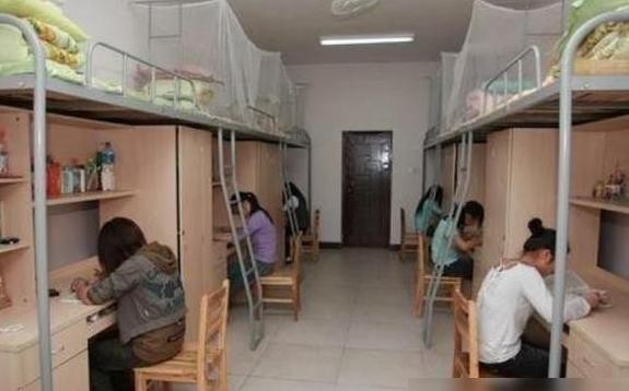 河南某高校宿舍没空调，学生中暑晕倒，留学生待遇引起争议