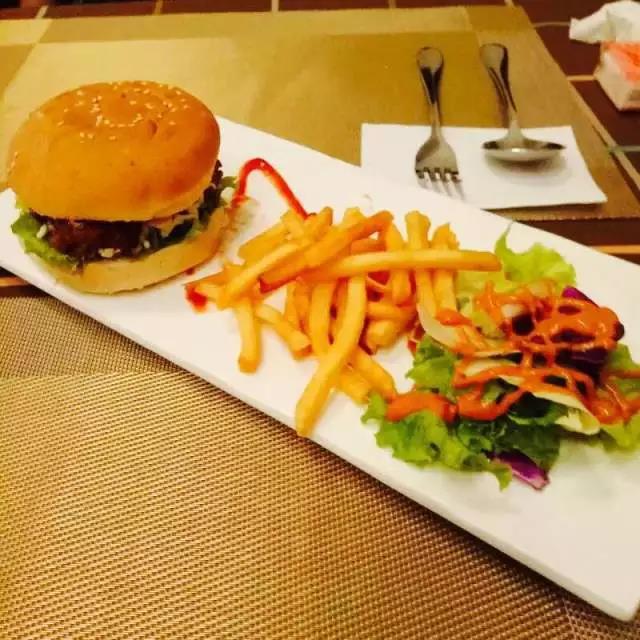 坐拥亚洲最大的连体教学楼，网红美食吃不完，西安这高校火了！