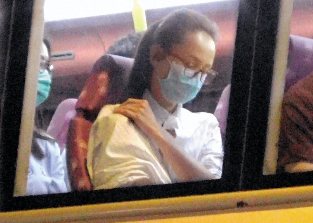 曾无力偿还20万破产，44岁韩君婷近况曝光，出海冲浪吃大餐太惬意