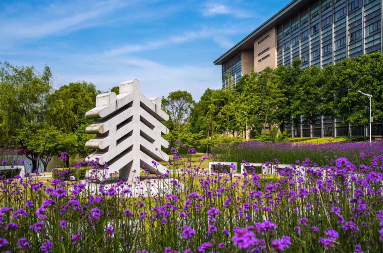 泰晤士发布高校排名：华东师范大学进入前五，清华大学位列第六