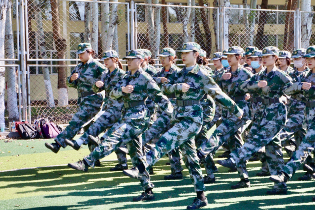 大一学生军训，学姐穿白色吊带跳性感舞，网友评论让人很担忧