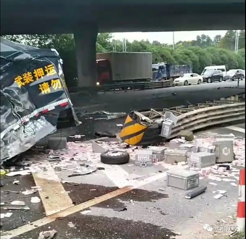 「大货车出车祸」爆裂！江苏一辆运钞车与一辆卡车相撞，造成2人死亡，4人受伤！一百美元的钞票散落在地上