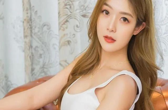 鼓励女人穿搭打扮句子朋友圈服装搭配文案(服装穿搭发朋友圈句子)
