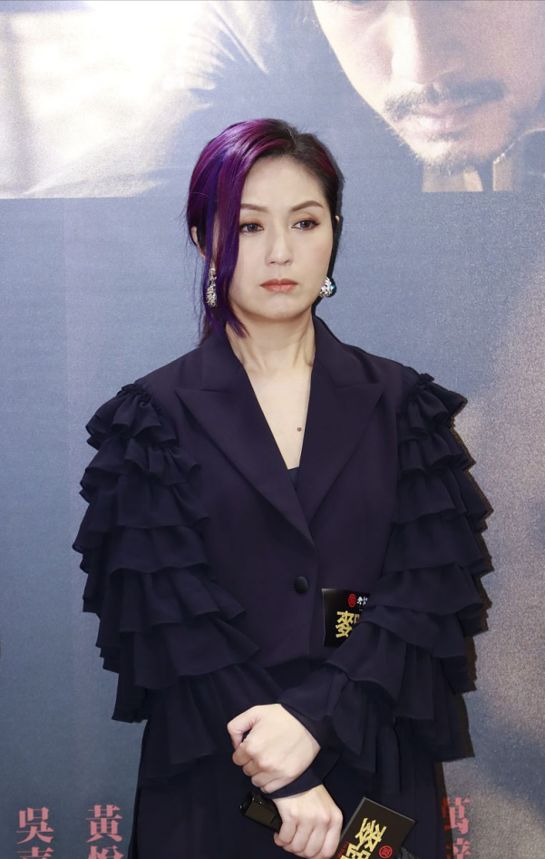 杨千嬅"半永久"发色真显白,配深色服装像剥了壳的鸡蛋,太嫩了