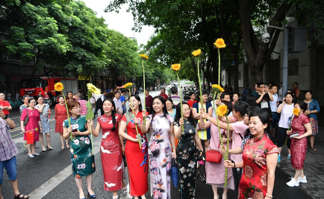 高考｜考场外陪考的父母，是一道令人动容泪目的风景线
