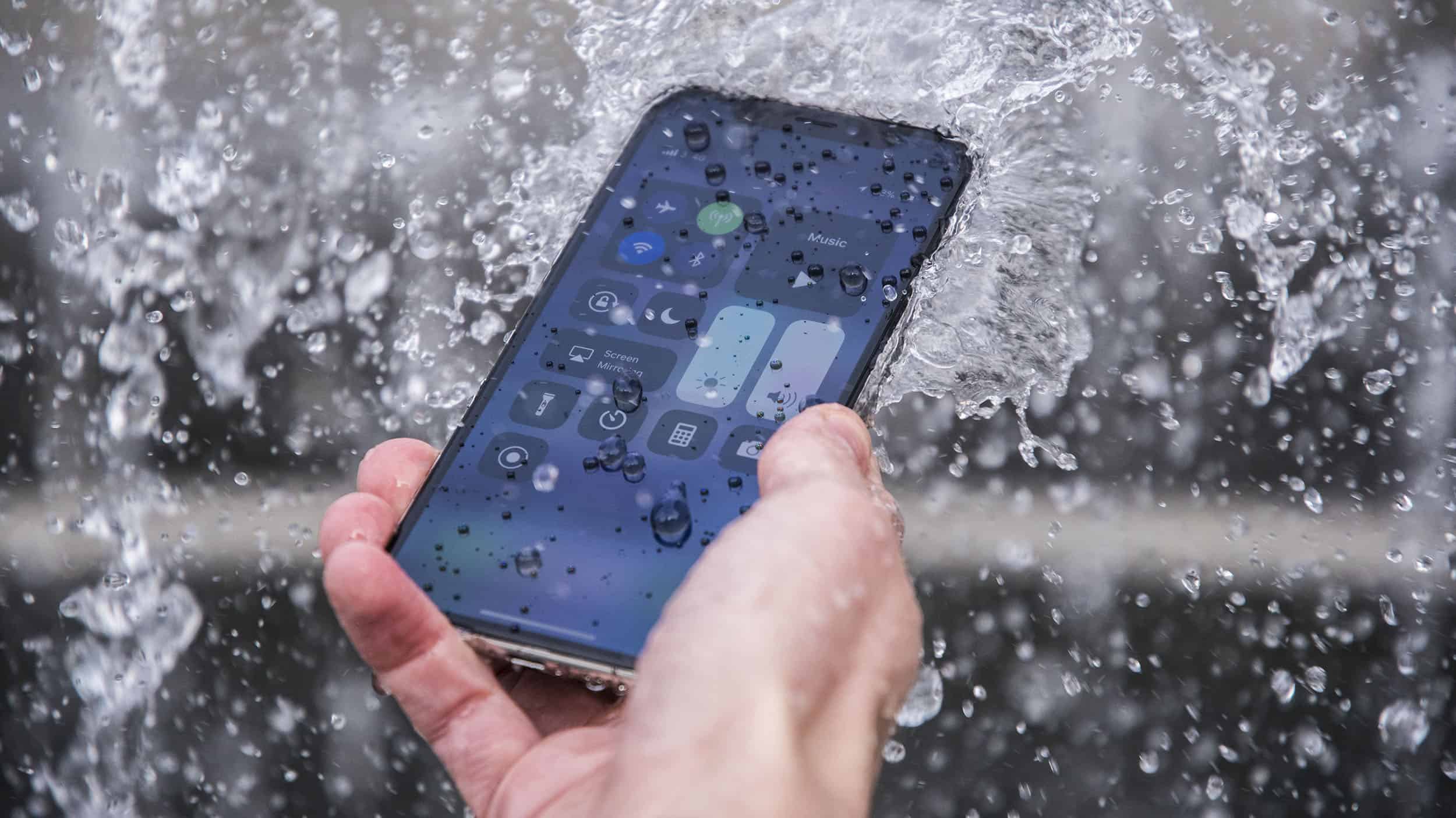 12防水吗(iPhone 12防水到底什么水平？他们把手机丢湖底做了测试)