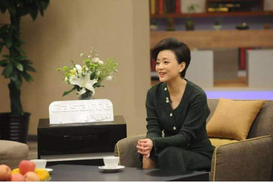 有种“完美”叫杨澜儿子，不仅遗传妈妈的美貌，还是妈妈的学弟