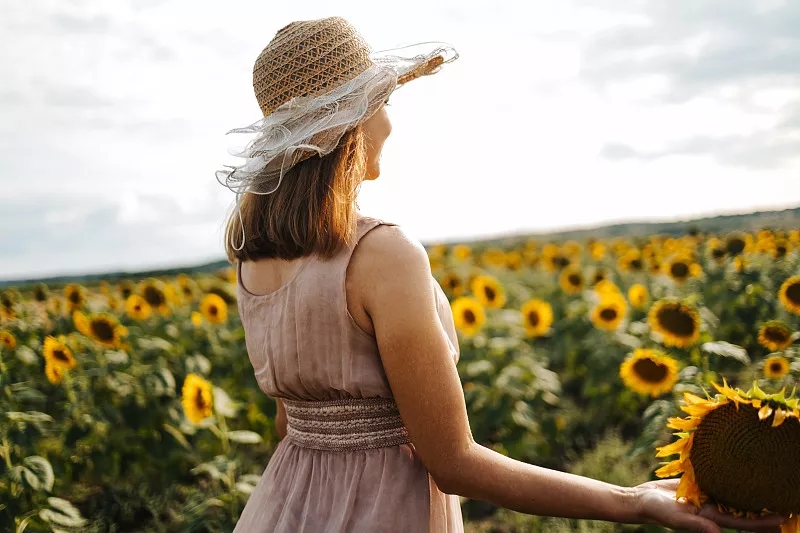 真正内心阴暗的人，不是一脸阴沉，而是喜欢聊以下几个话题的人