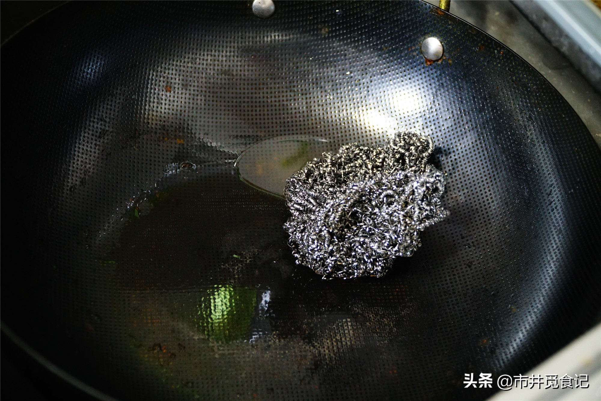 新铁锅买来别着急用，开锅这6步不能少，不生锈不粘锅，越用越光