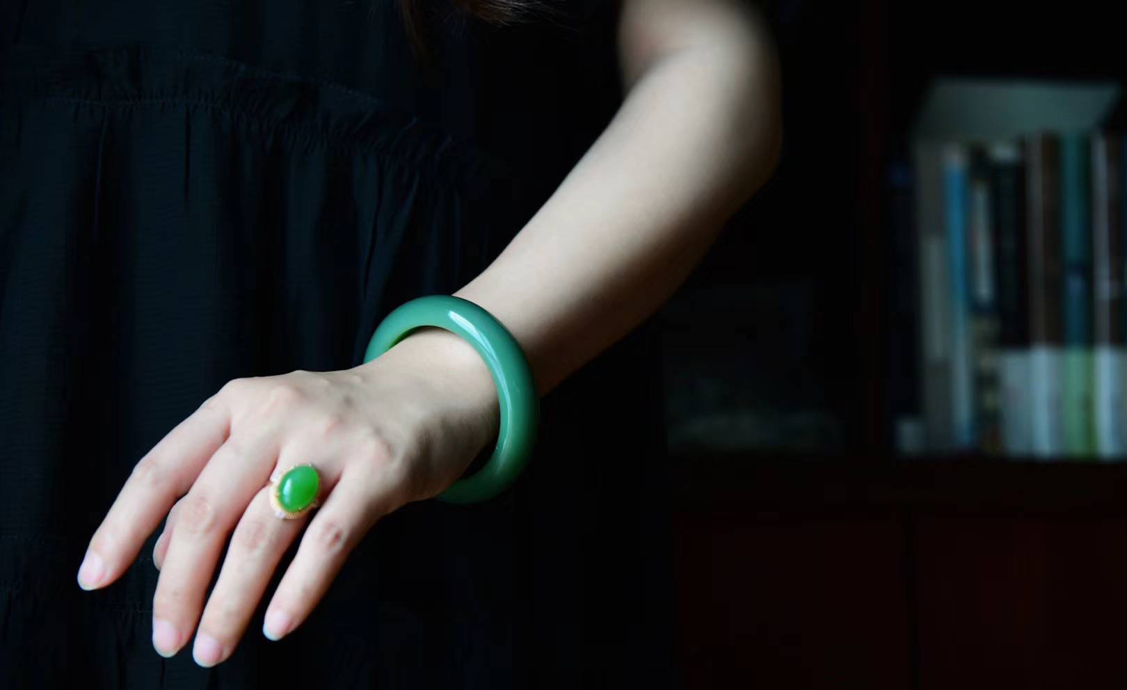 如何判断玉镯的真假和好坏(玉镯子怎么看好坏) 第4张