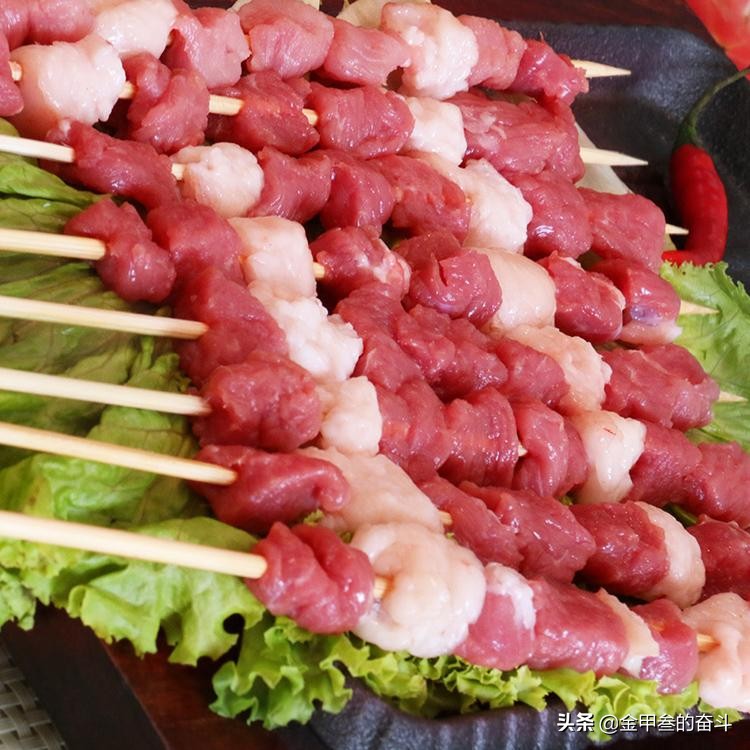 羊肉串怎么腌制最好吃（烧烤季来临！羊肉串应该怎么腌制？原味是否更好吃？答案来了）