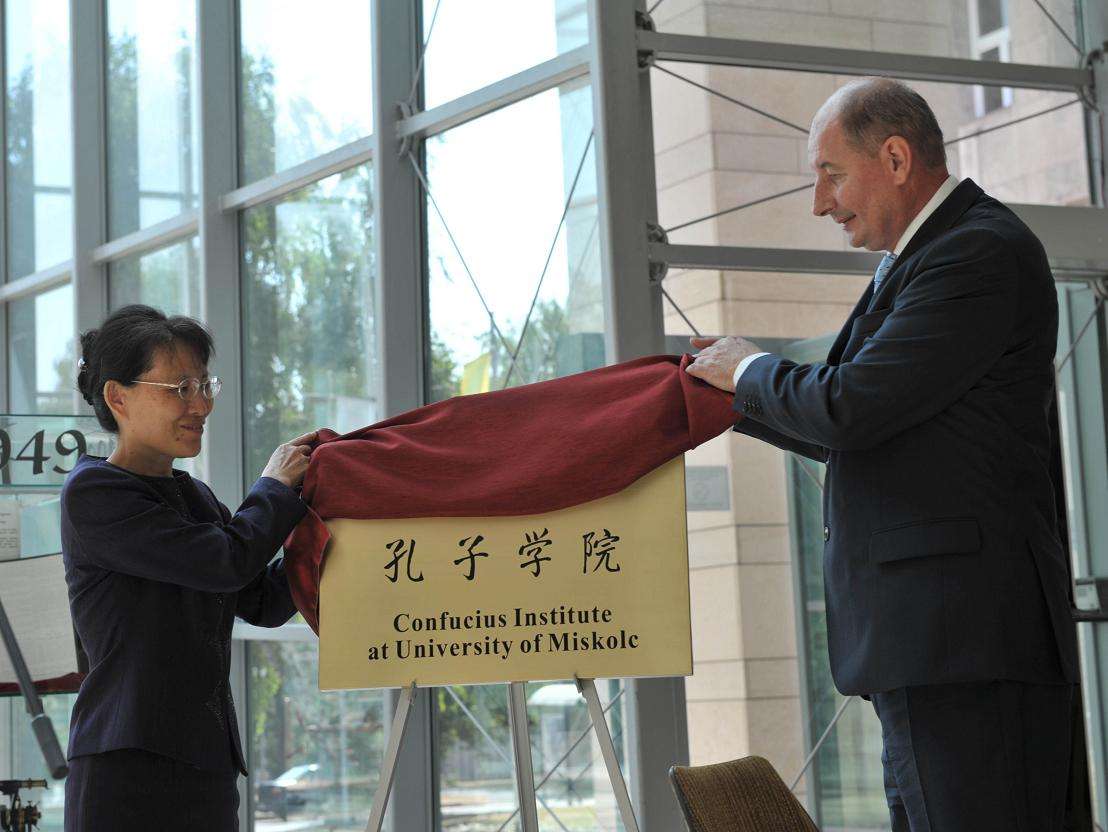 你能接受“错的人多了就是对”吗？