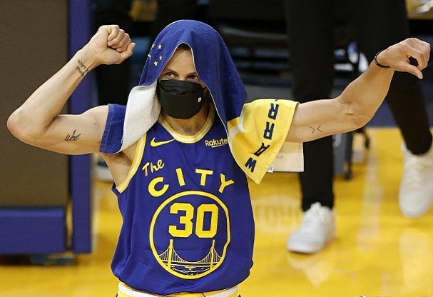 为什么nba后浪这么多(连续4场大逆转！勇士打破尘封36年的NBA纪录，库里靠什么抢MVP？)