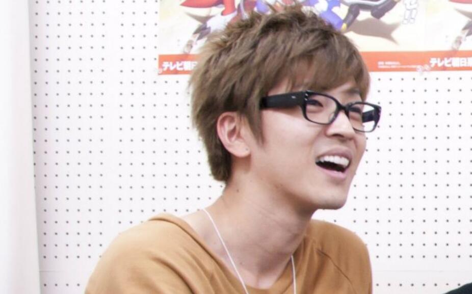 着组长之称,是因为他在声优界人缘非常好,他的朋友圈子被称为"杉田组"