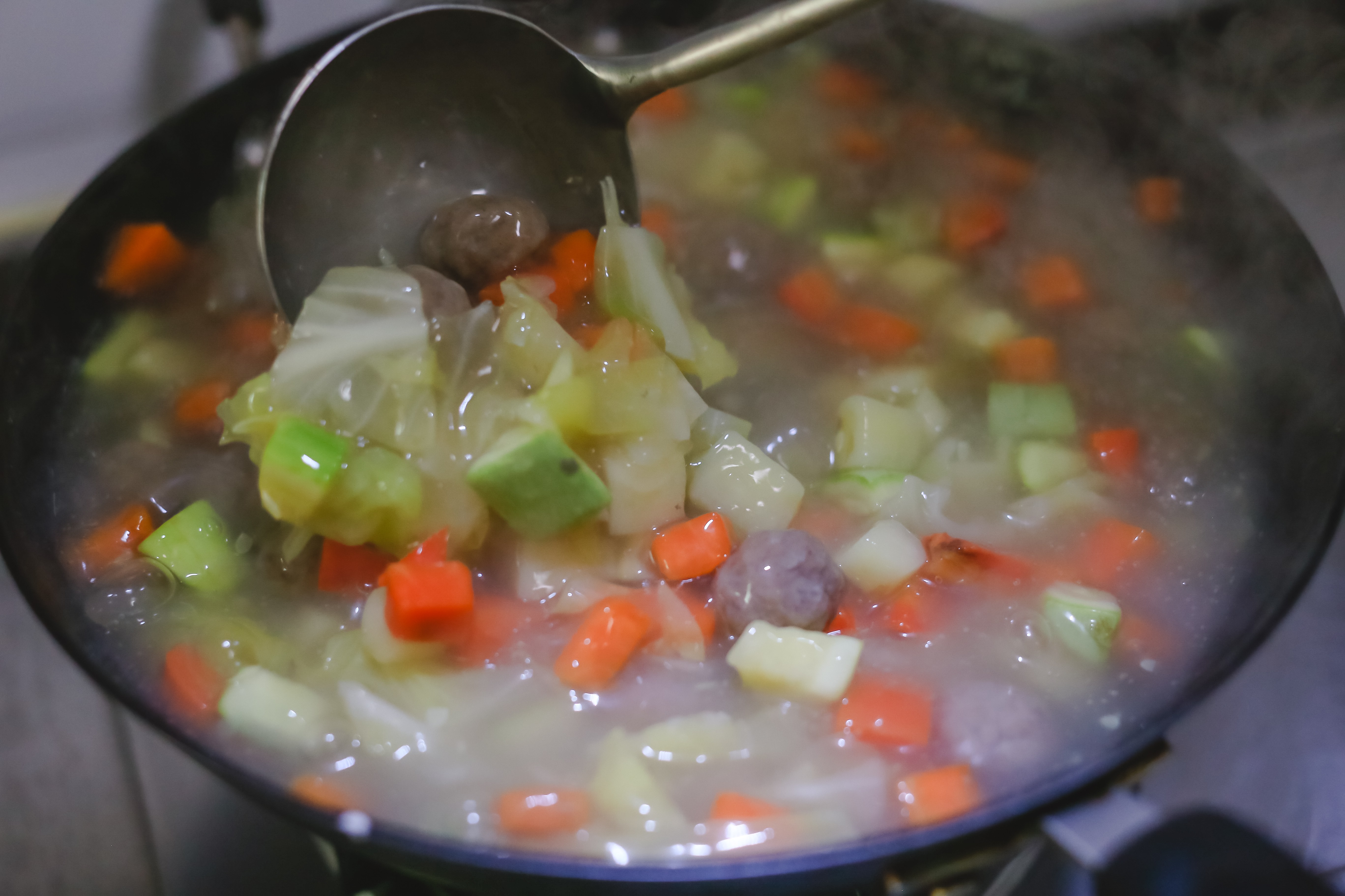 肉丸胡辣汤的制作方法（美味鲜香的肉丸胡辣汤烹饪方法）