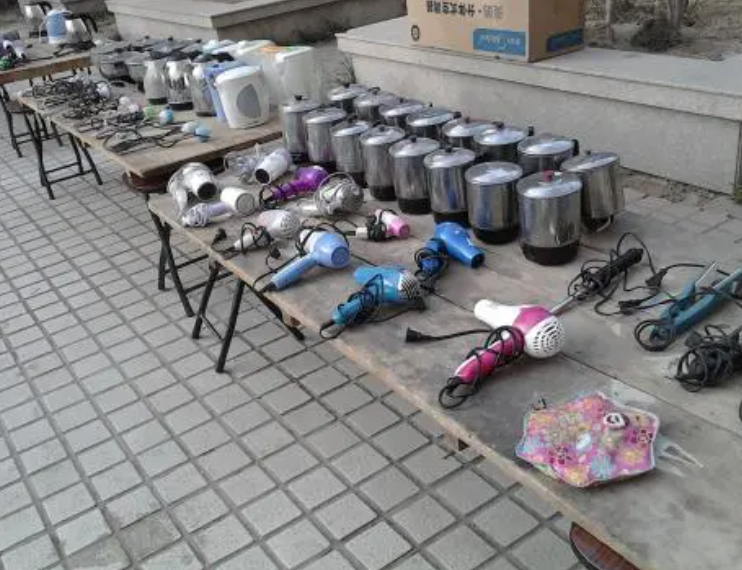 女生寝室的违禁品大全，宿管阿姨调侃：每年数量可绕地球一圈