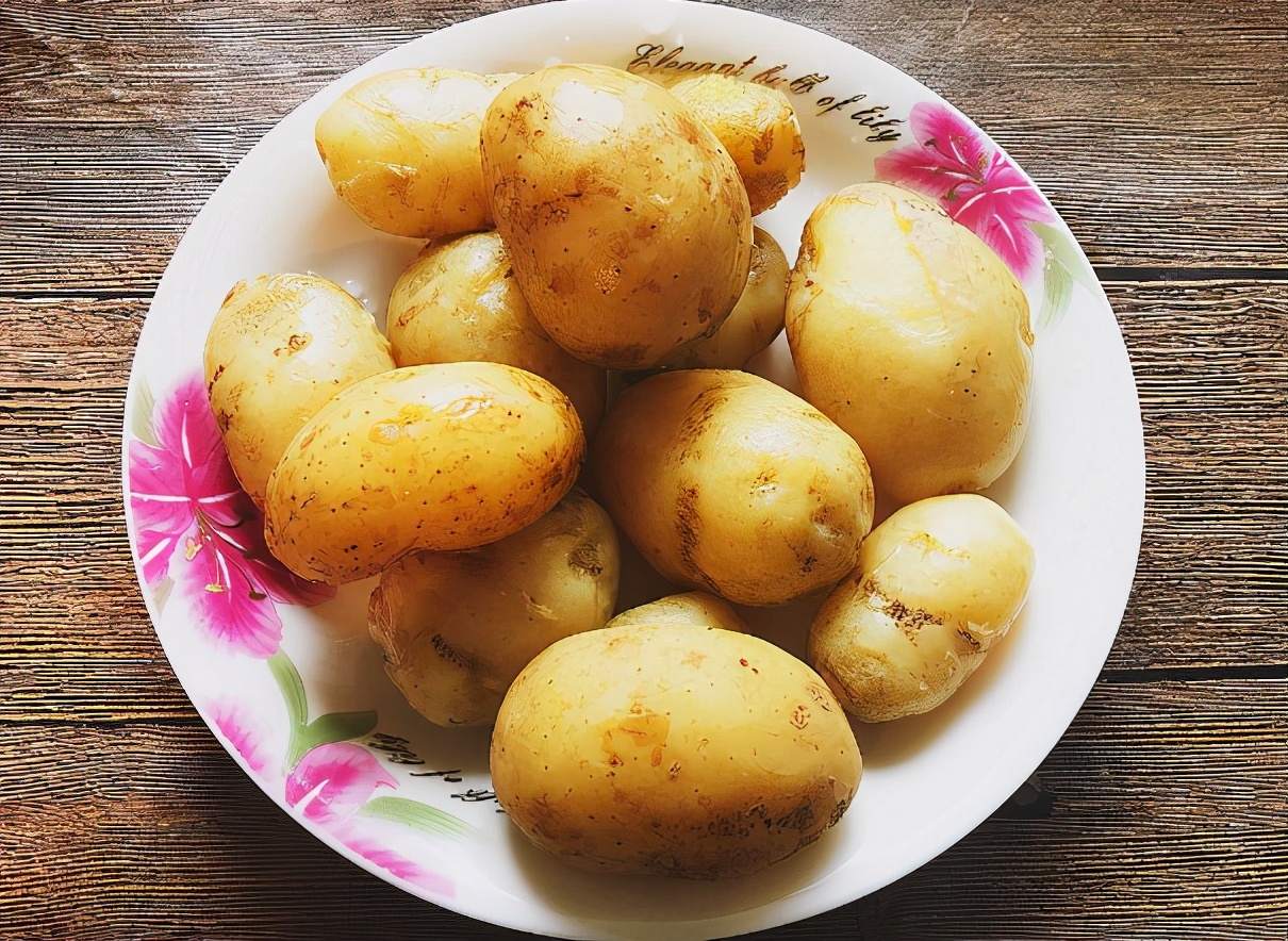 土豆发芽后还能不能吃？很多人都不太明白，看了才知道一直弄错了