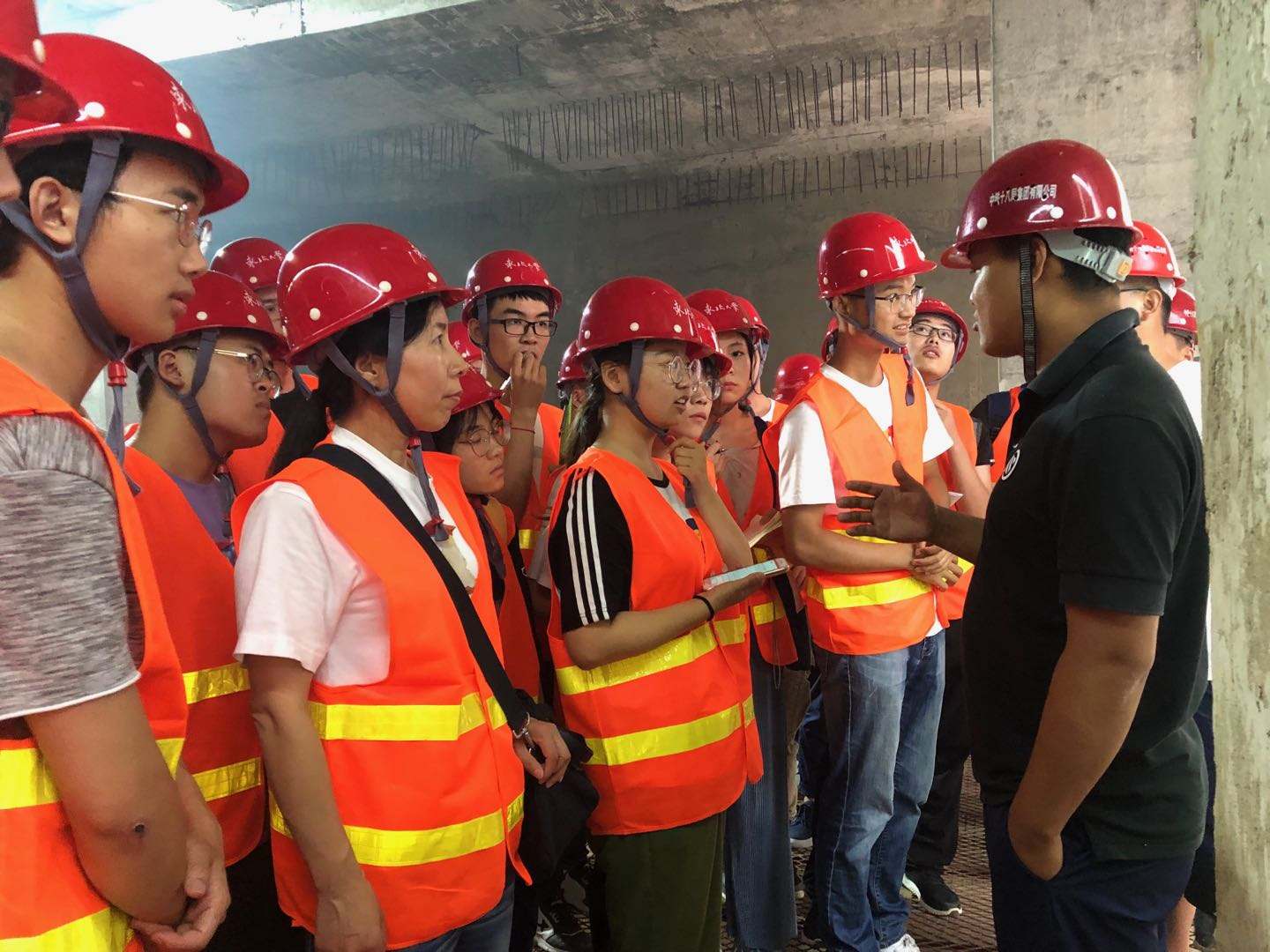 土木工程不再“受宠”？理想与现实差距太大：风里雨里工地等你