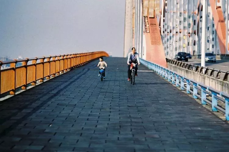 毁掉一个孩子的最快方法，管他、管他、管死他