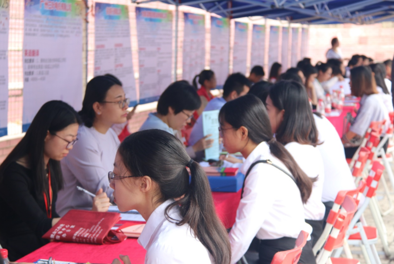 寒门学子毕业后就业现状，被企业无情“薅羊毛”，本科学历成废纸