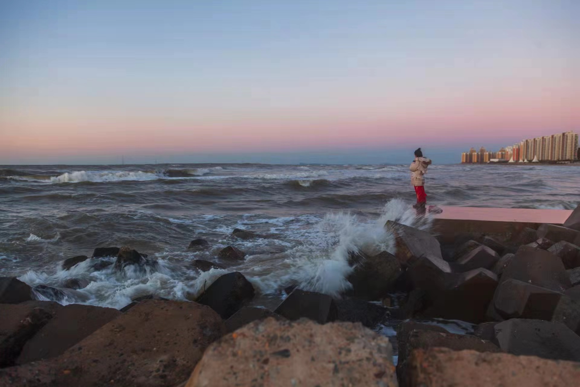 山东两位教授海边救下轻生女子：“救人不止是我们两个人的事！”另外两位好心人找到了，正在联系