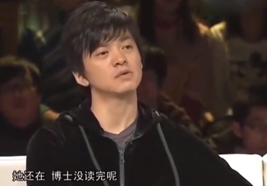 李健小5岁娇妻正脸罕曝光！五官精致身材微胖，两人至今没房没娃