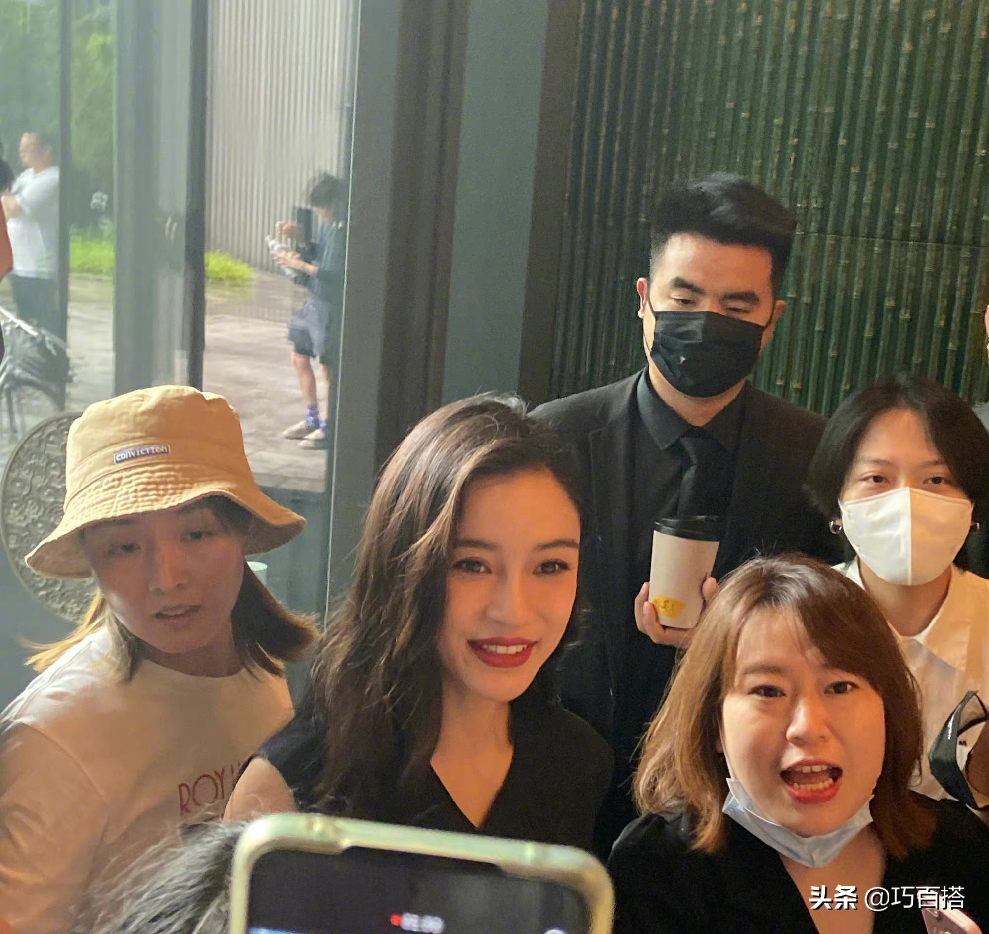 Angelababy生图登上热搜,32岁依旧能打,网友直呼老天爷赏饭吃