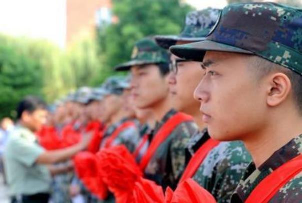 高中入伍和大学入伍有啥区别？看完才知道，两者差的不是一星半点