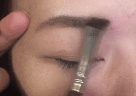 我国有一老牌眉笔，小小一支也有证书，搭配眉卡眉刷不到十块钱