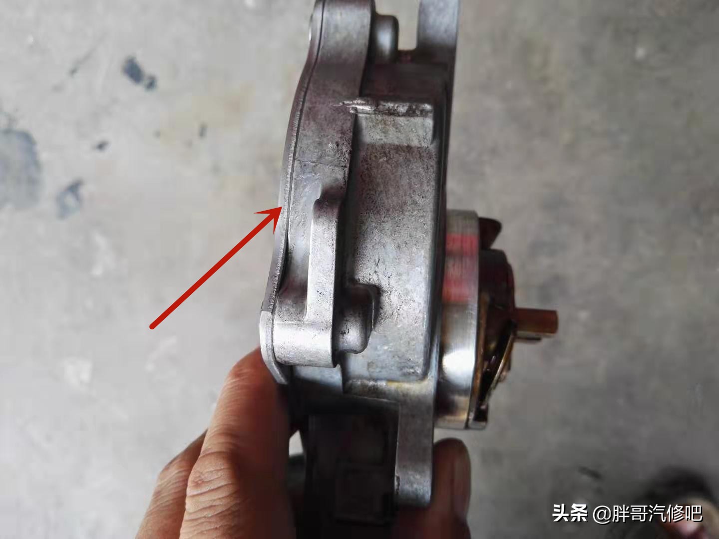 奥迪发动机漏油，刹车真空泵维修，热车启动困难更换碳罐电磁阀