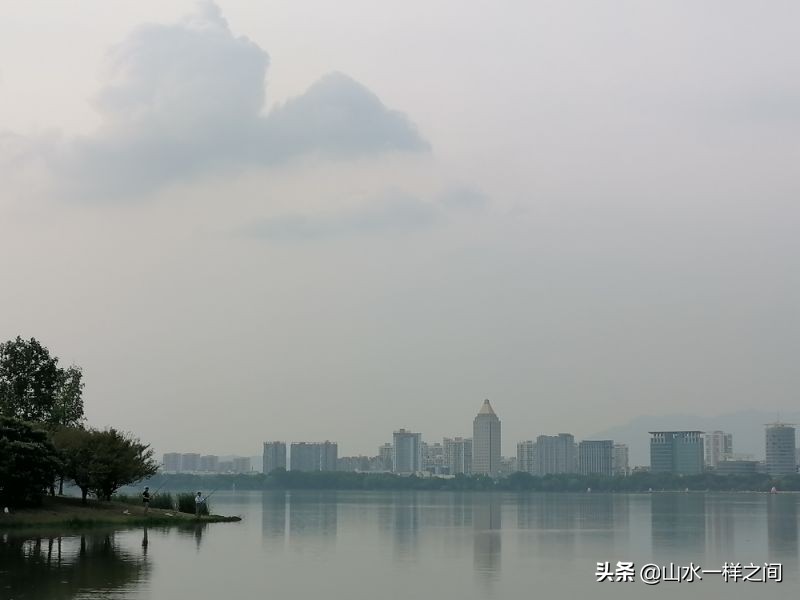 湖水淡淡，时光清浅，任岁月苍茫