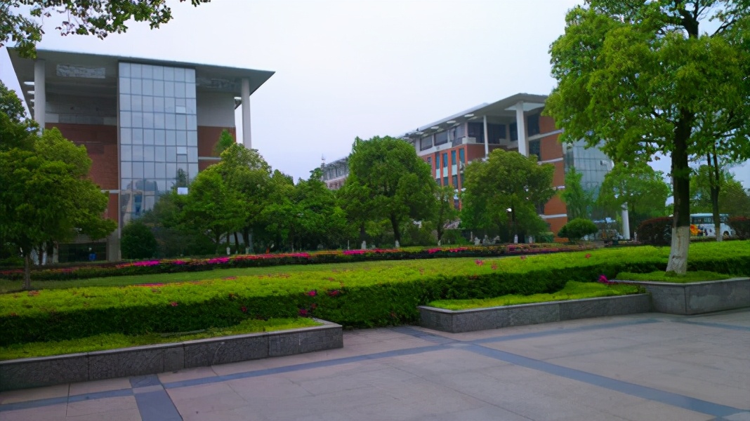 江西学费很高的两所大学，录取分数不高，家庭困难学生谨慎报考